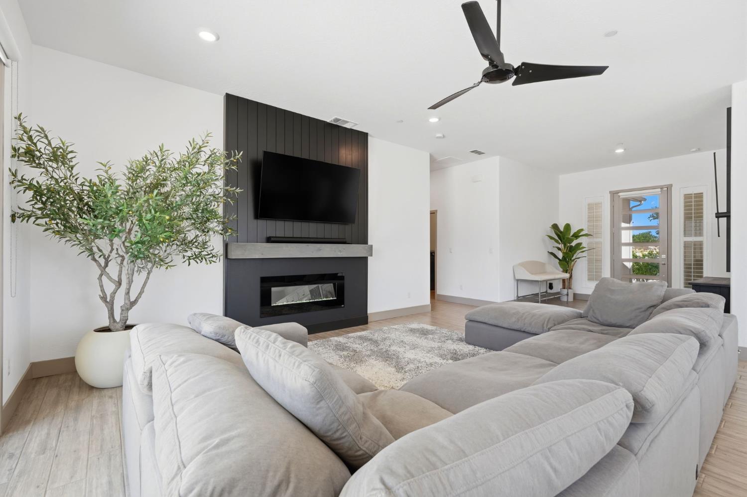 3617 N Santa Fe St, Visalia, CA 93291