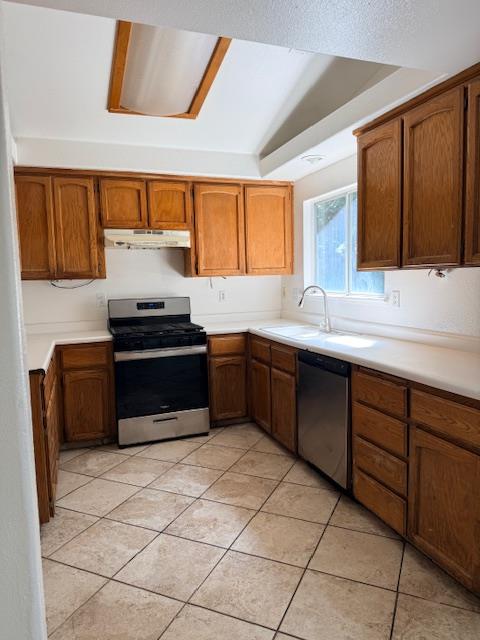 718 Gamay Ave, Madera, CA 93637