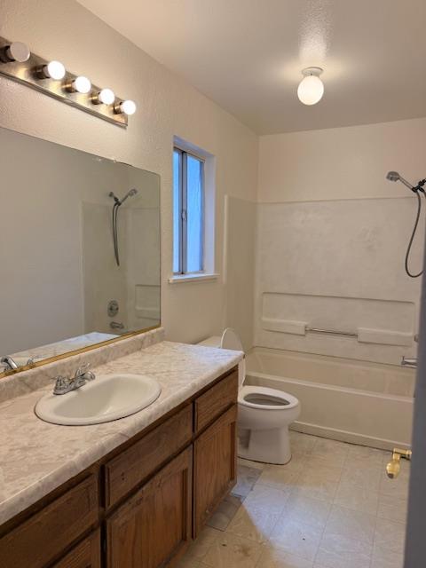 718 Gamay Ave, Madera, CA 93637