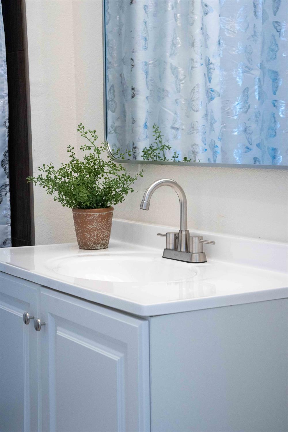 4421 N Woodrow Ave, Fresno, CA 93726