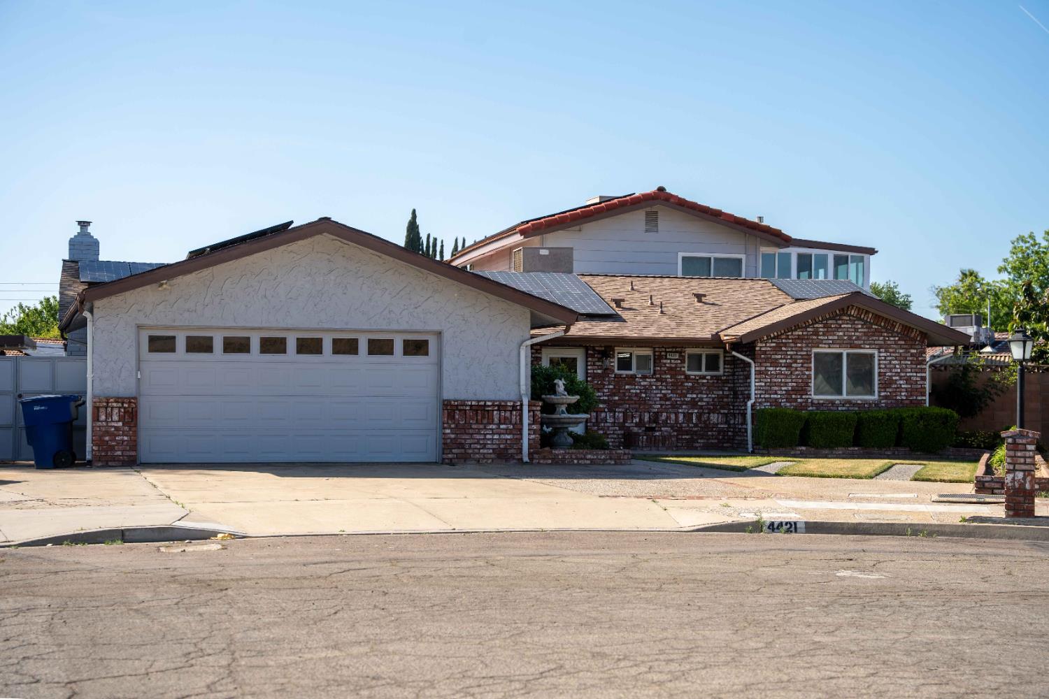 4421 N Woodrow Ave, Fresno, CA 93726