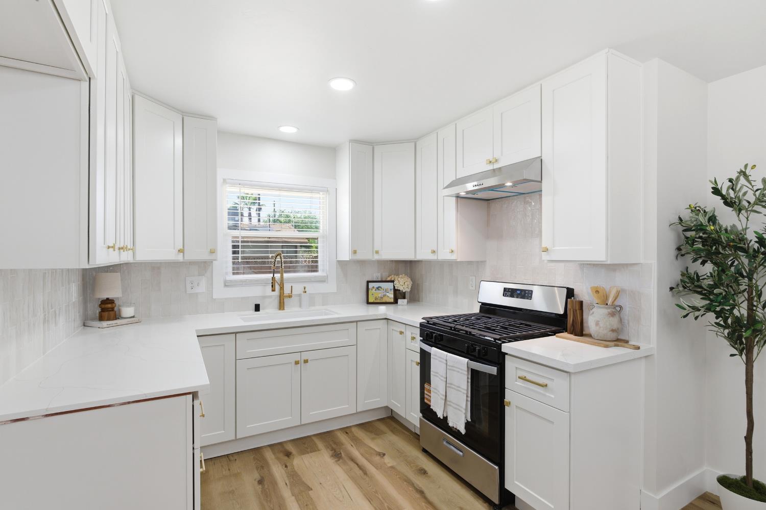 1837 W Bellaire Way, Fresno, CA 93705