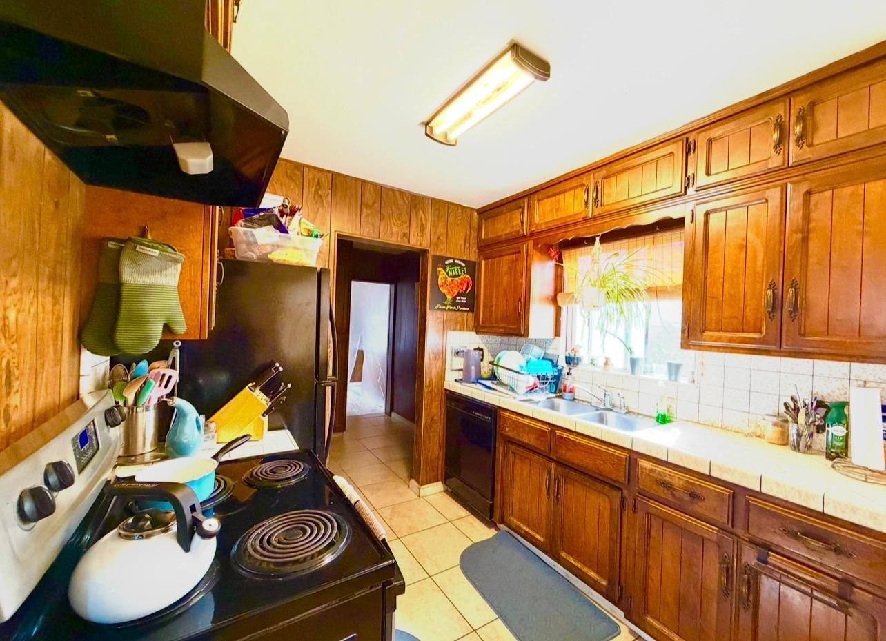 713 E Laguna Ave, Laton, CA 93242