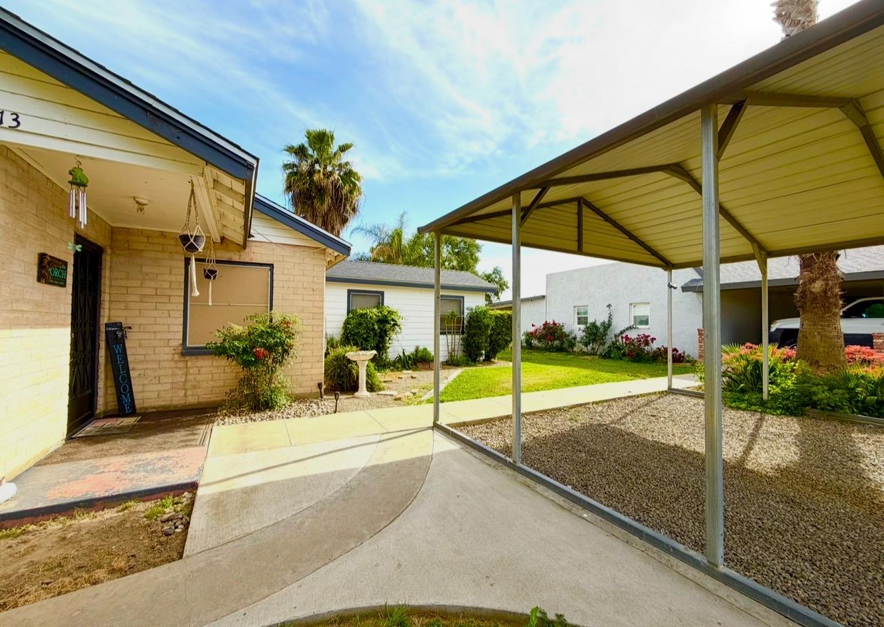 713 E Laguna Ave, Laton, CA 93242