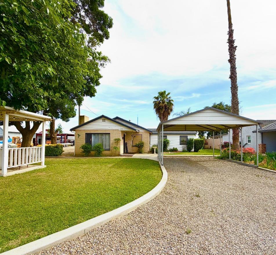 713 E Laguna Ave, Laton, CA 93242