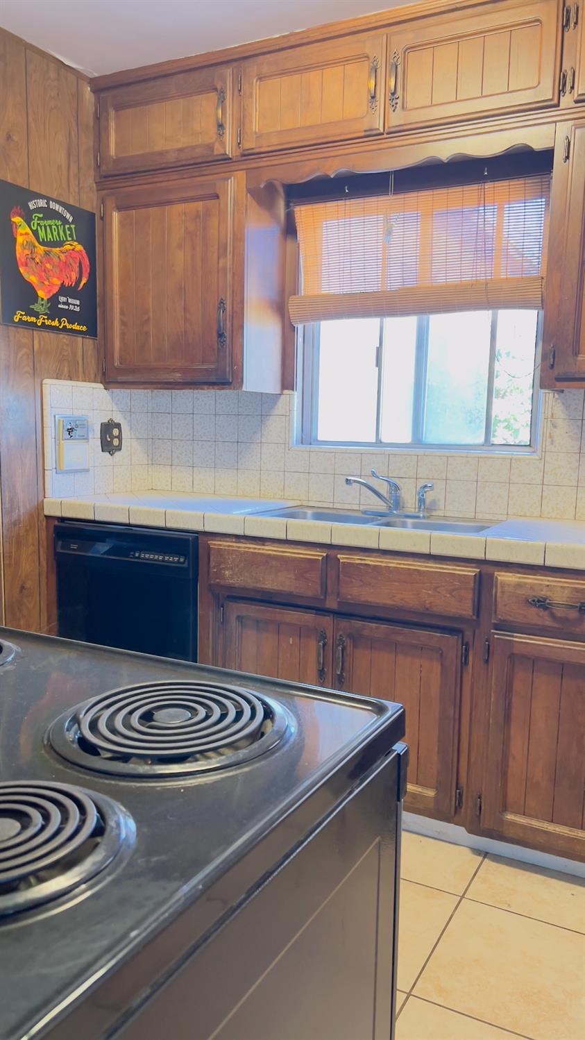 713 E Laguna Ave, Laton, CA 93242