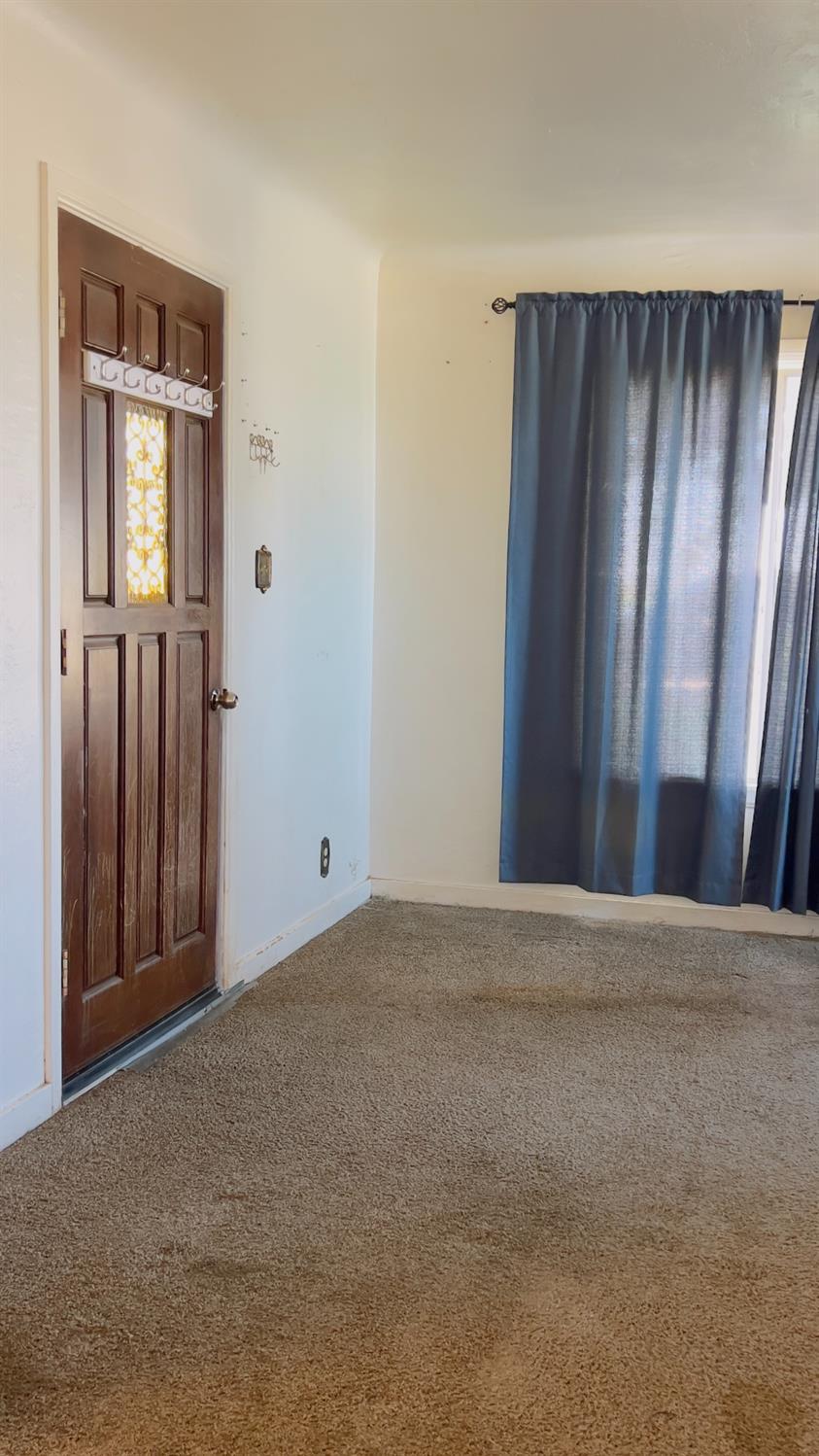 713 E Laguna Ave, Laton, CA 93242