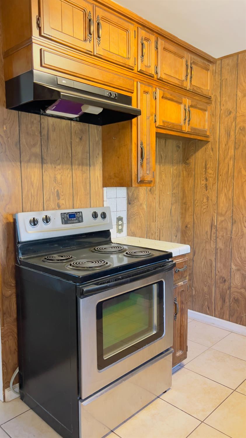 713 E Laguna Ave, Laton, CA 93242