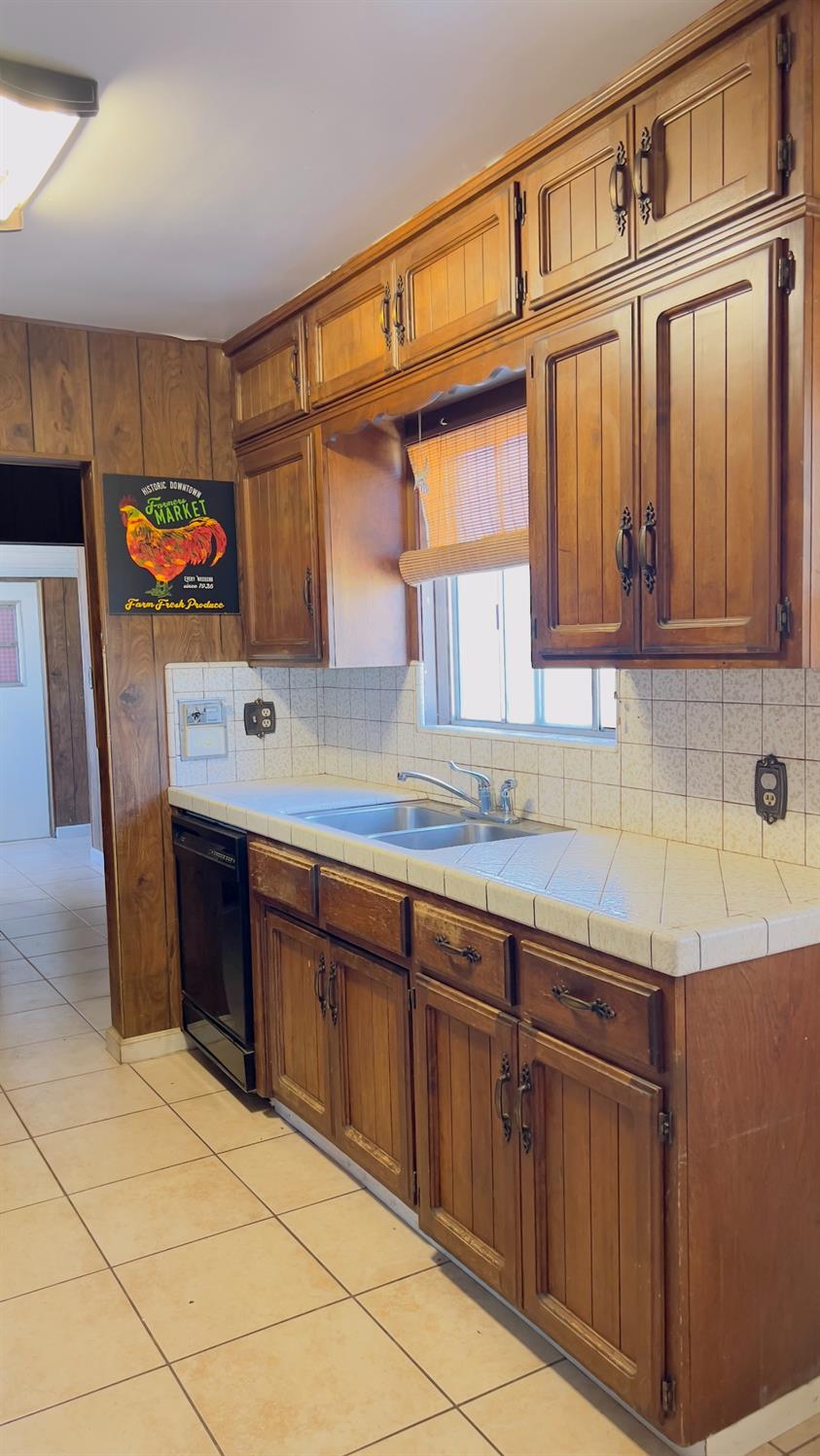 713 E Laguna Ave, Laton, CA 93242