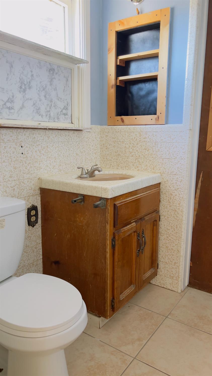 713 E Laguna Ave, Laton, CA 93242