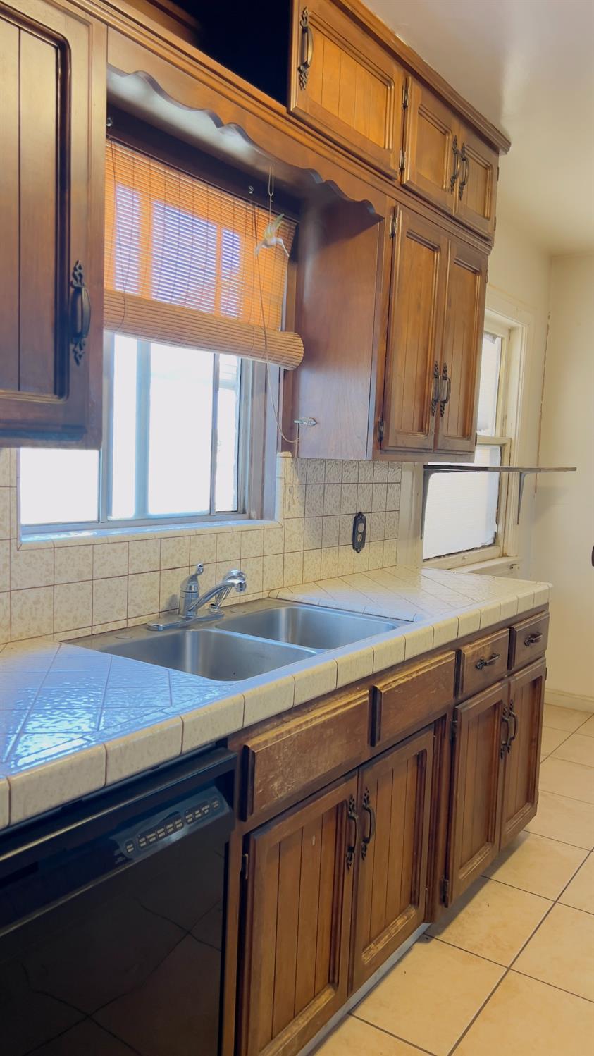 713 E Laguna Ave, Laton, CA 93242