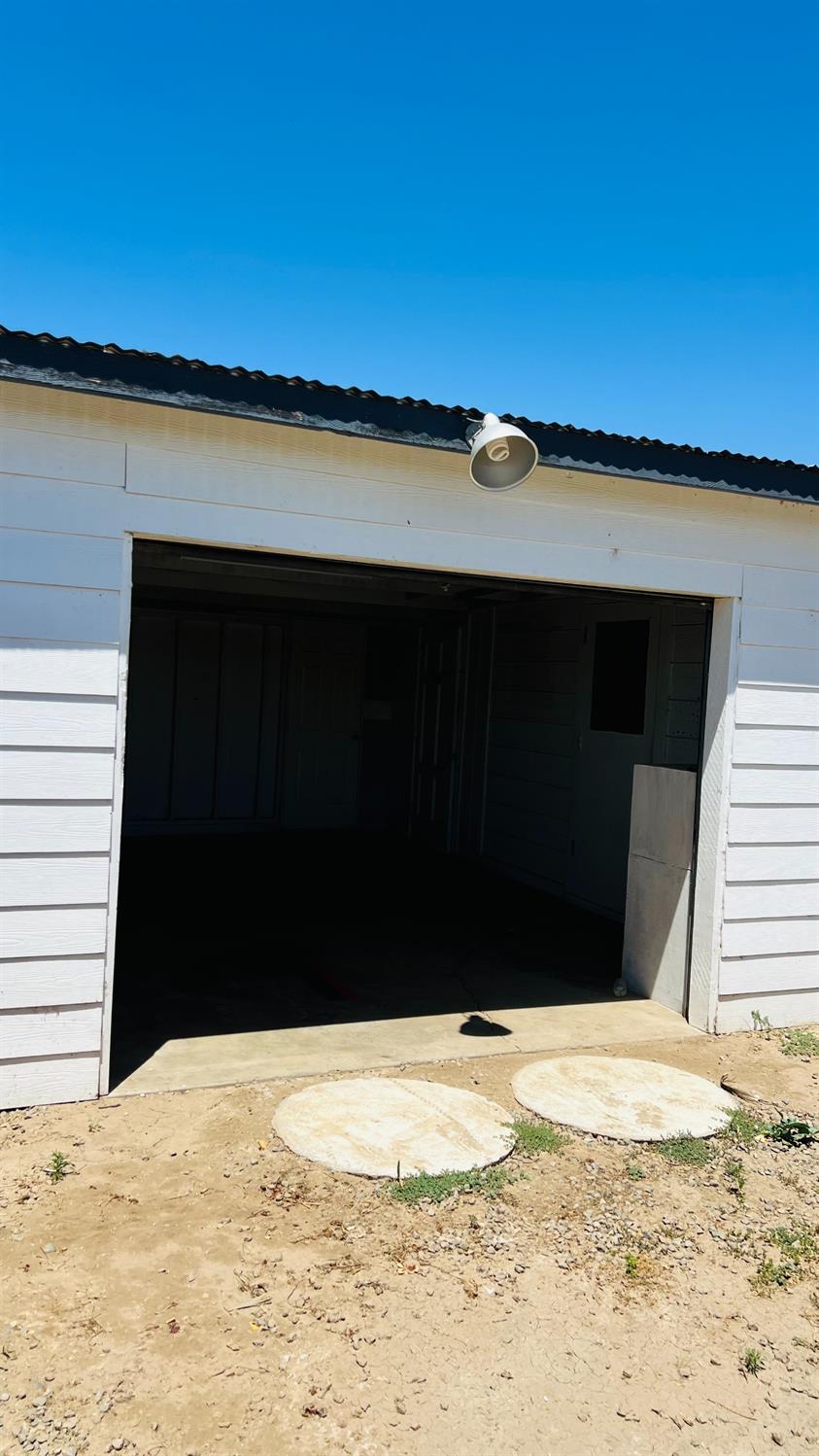 713 E Laguna Ave, Laton, CA 93242