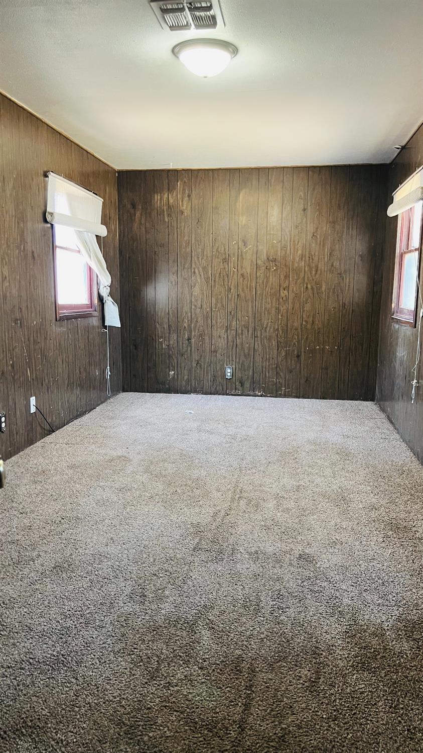 713 E Laguna Ave, Laton, CA 93242