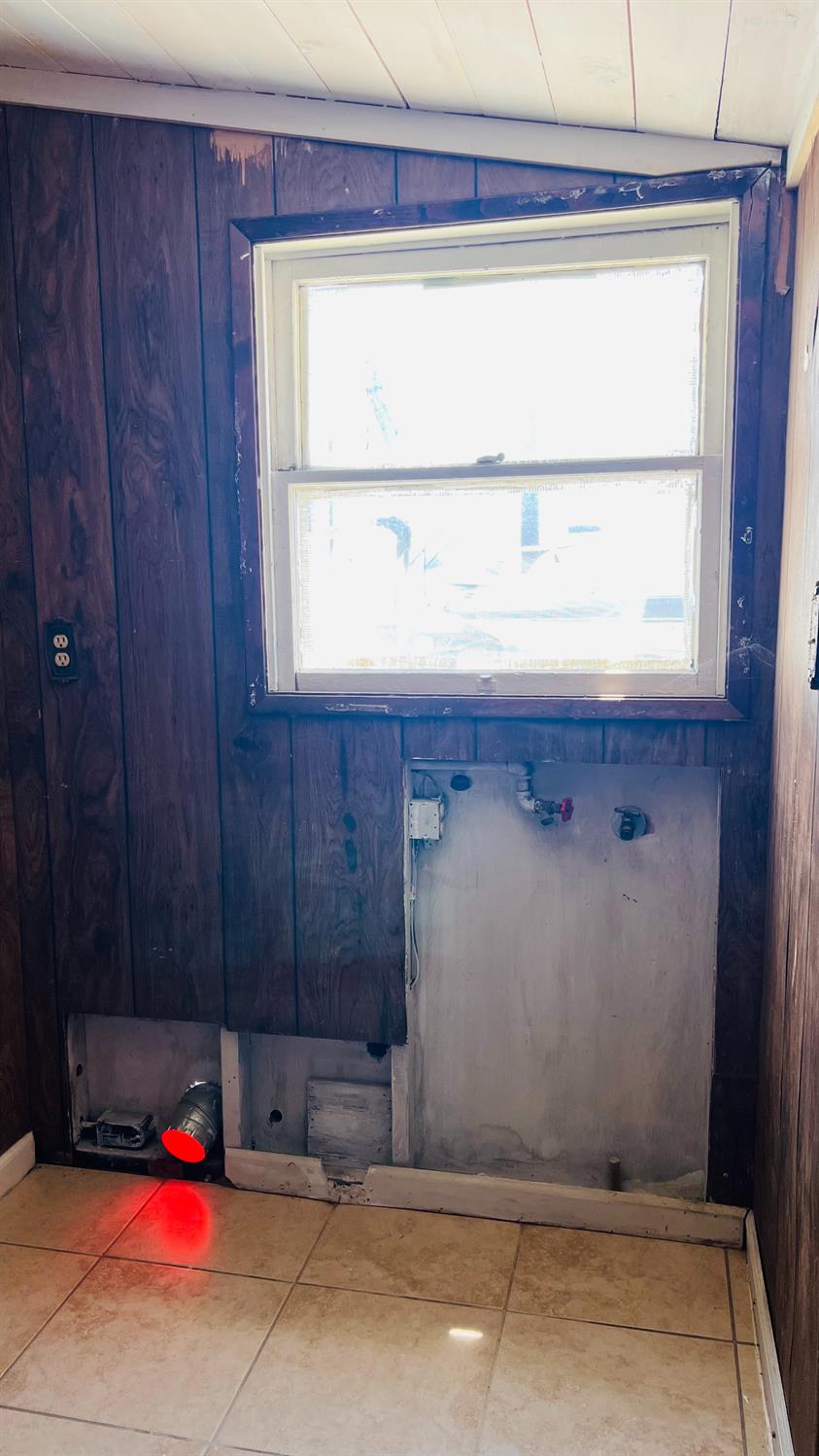 713 E Laguna Ave, Laton, CA 93242