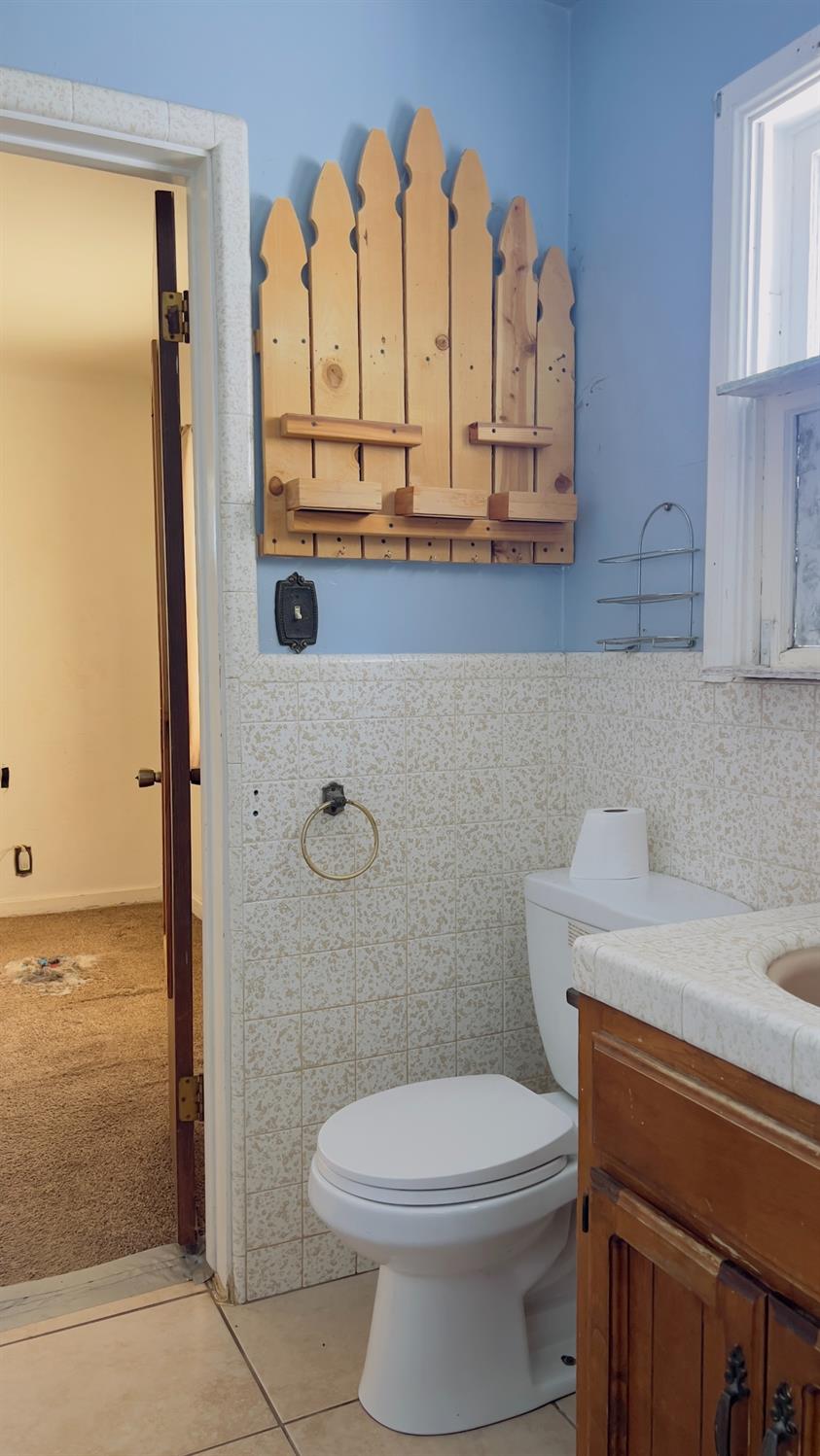 713 E Laguna Ave, Laton, CA 93242