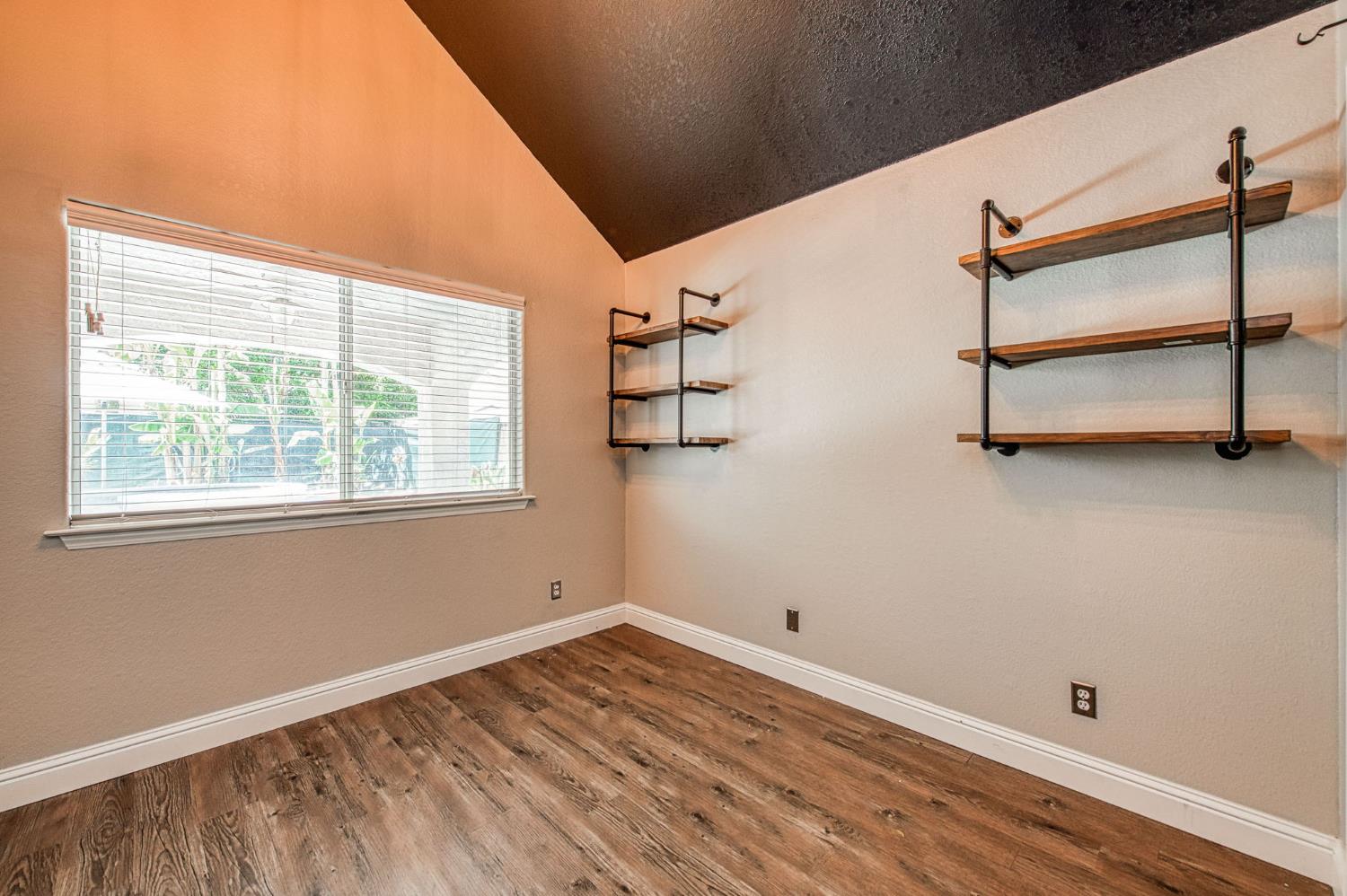 7351 N Antioch Ave, Fresno, CA 93722