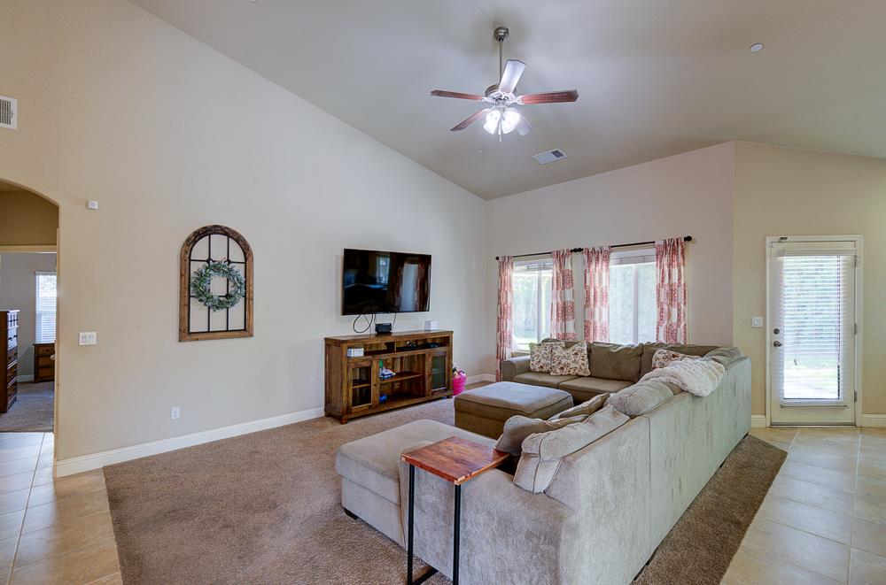 3118 Poe Ave, Clovis, CA 93619