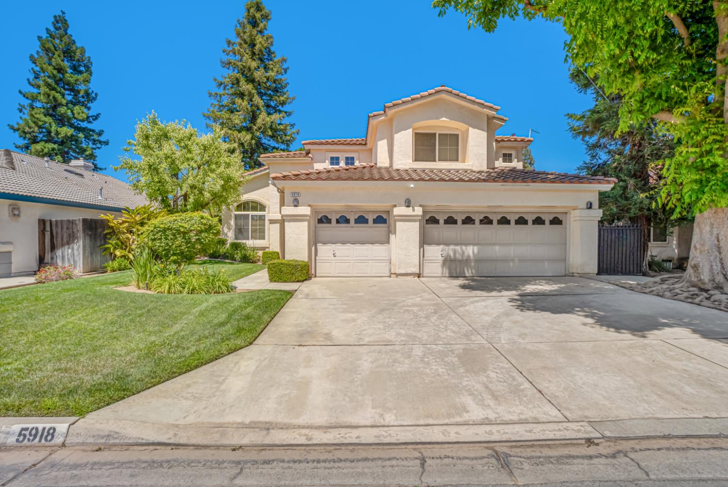 5918 W Chennault Ave, Fresno, CA 93722