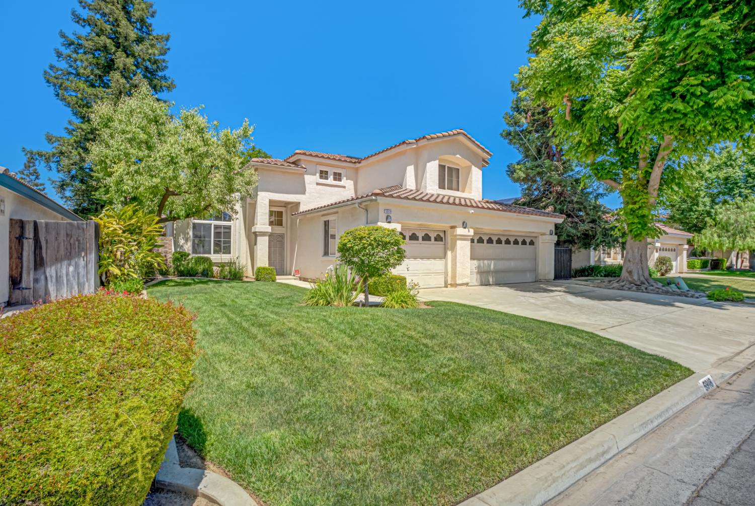 5918 W Chennault Ave, Fresno, CA 93722