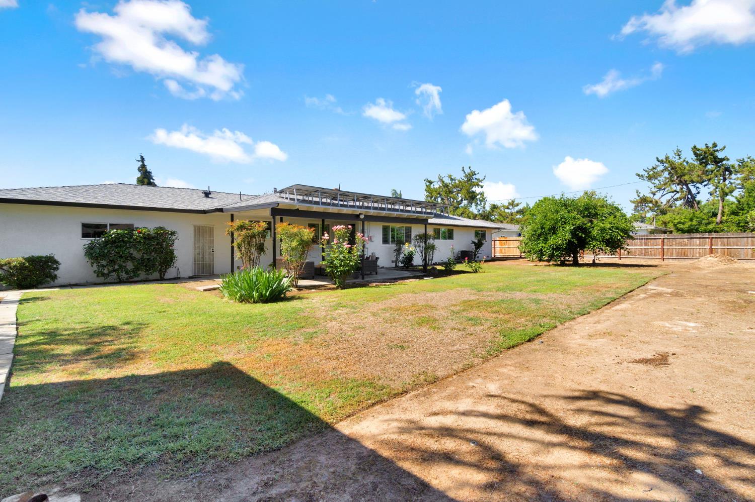 672 W Roberts Ave, Fresno, CA 93704