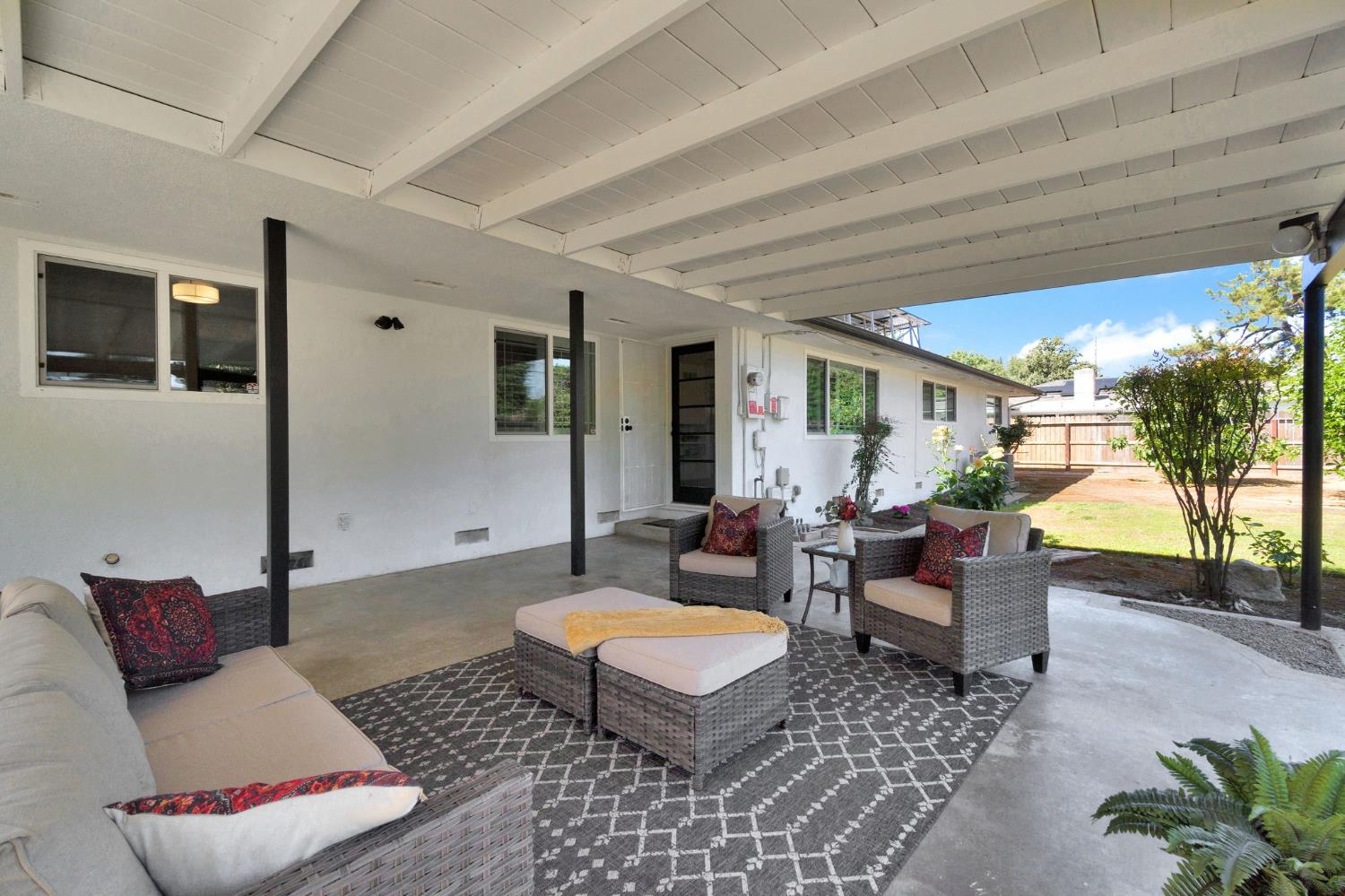 672 W Roberts Ave, Fresno, CA 93704