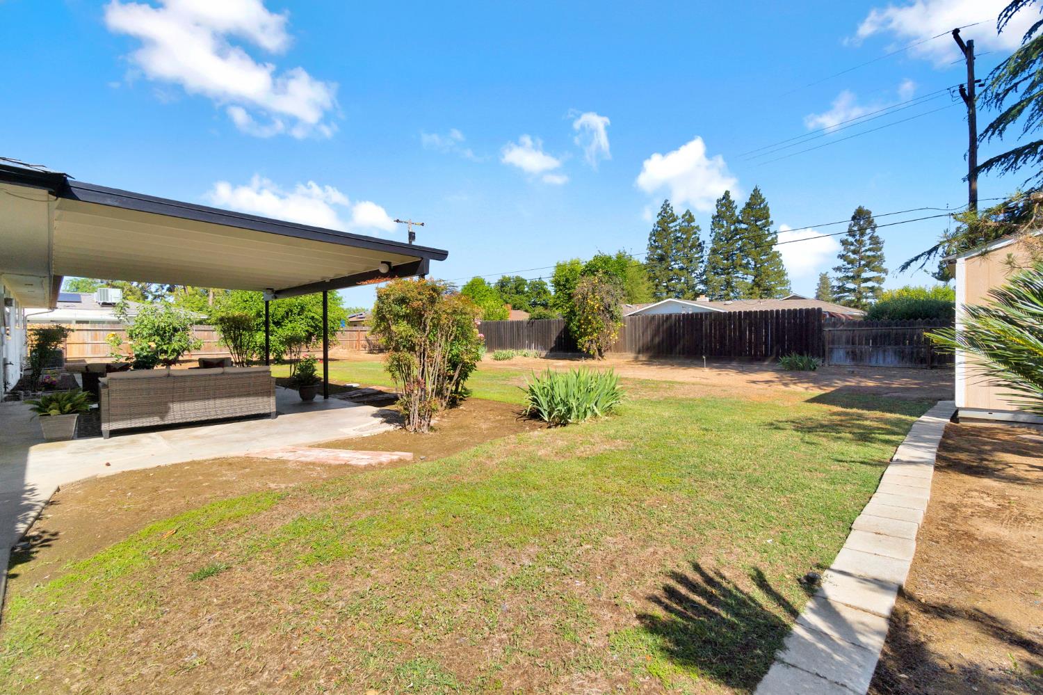 672 W Roberts Ave, Fresno, CA 93704