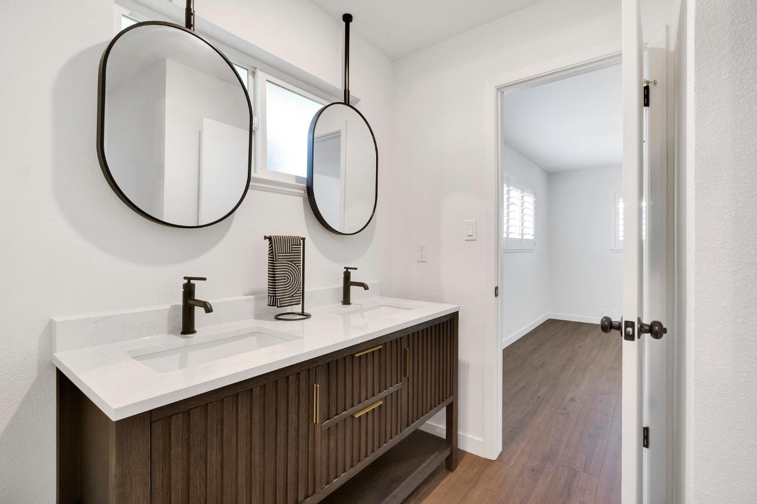 672 W Roberts Ave, Fresno, CA 93704