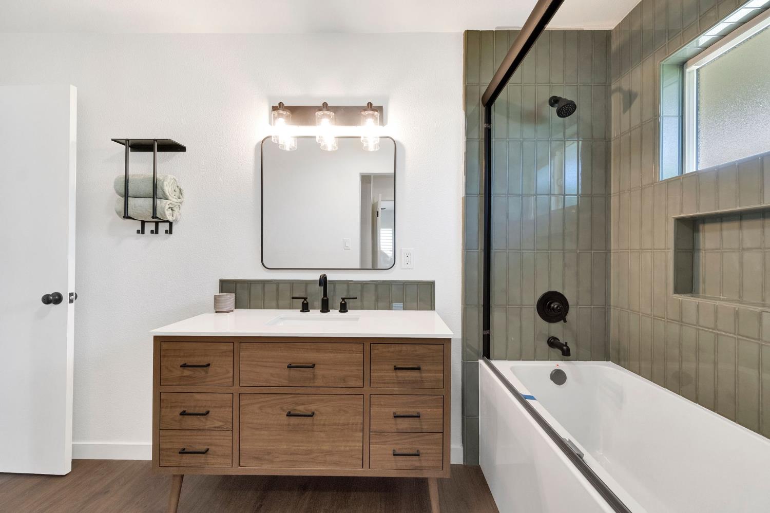 672 W Roberts Ave, Fresno, CA 93704