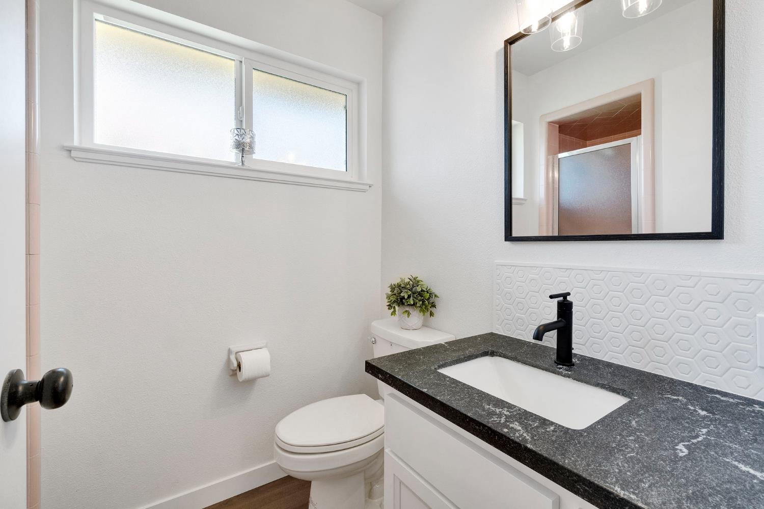 672 W Roberts Ave, Fresno, CA 93704