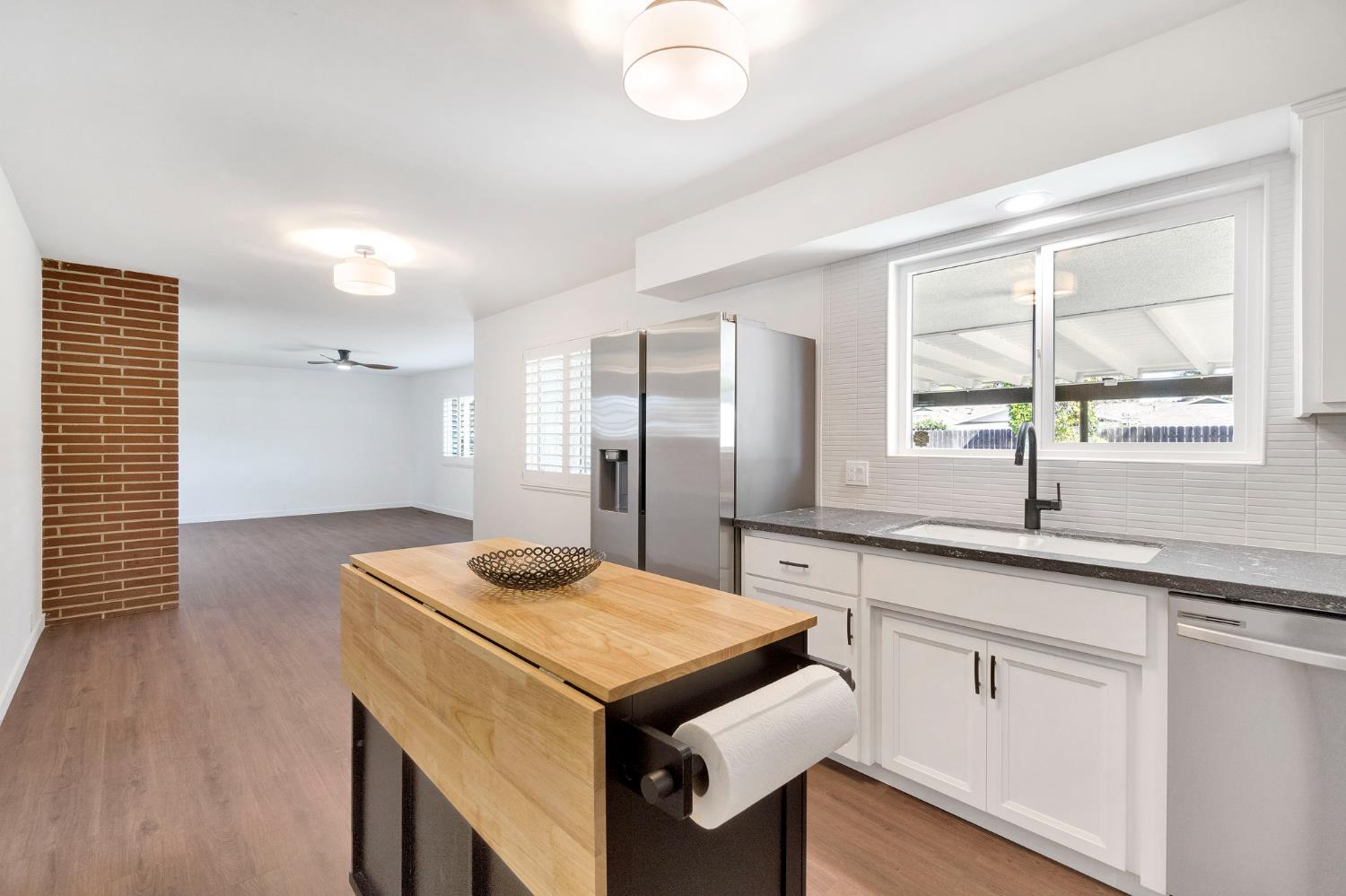 672 W Roberts Ave, Fresno, CA 93704