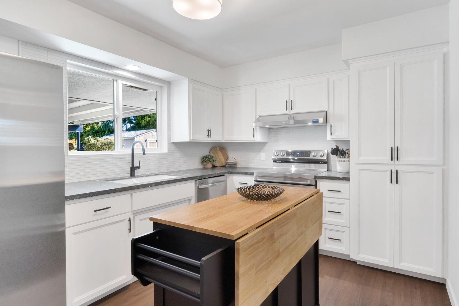 672 W Roberts Ave, Fresno, CA 93704