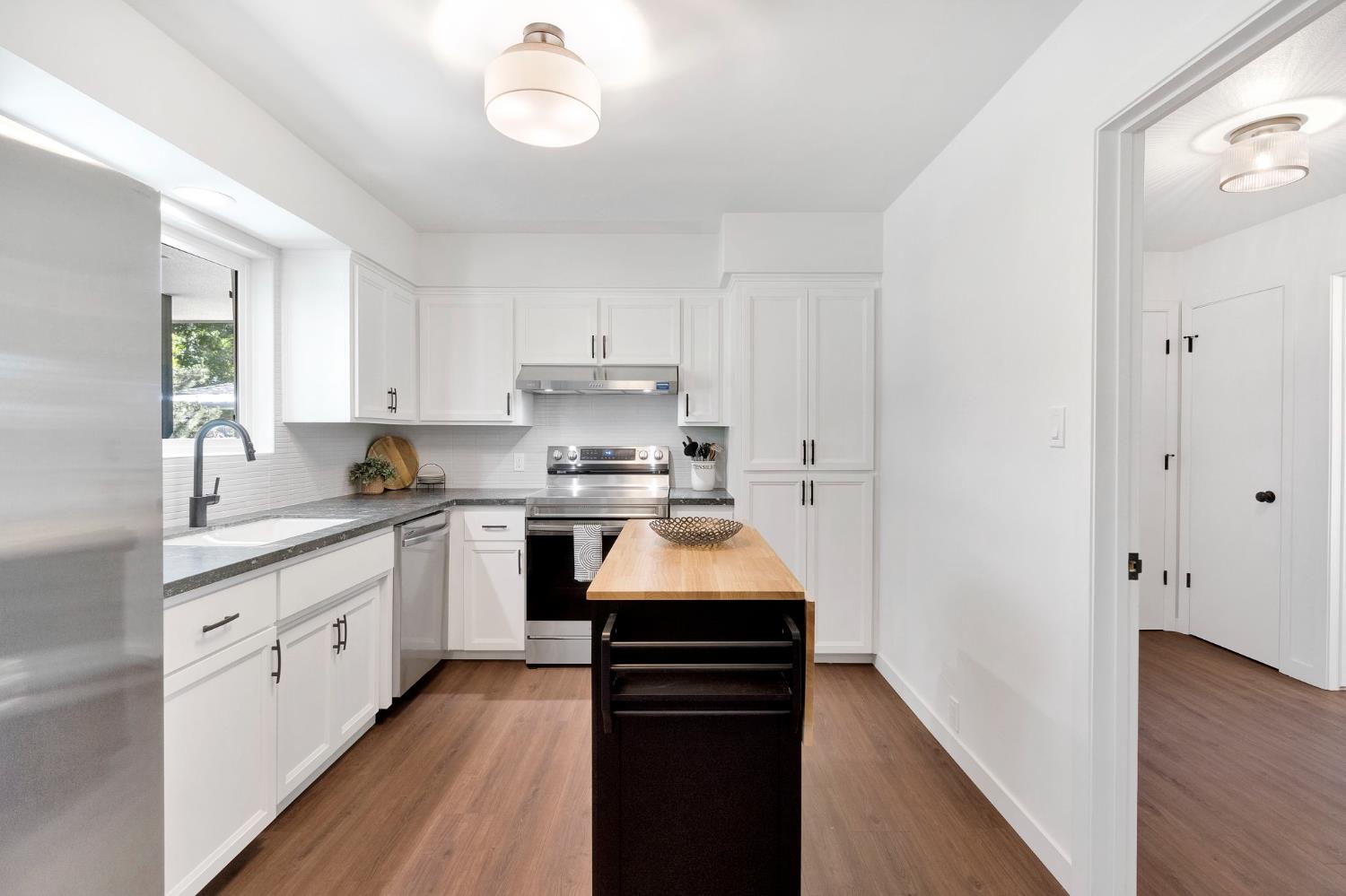 672 W Roberts Ave, Fresno, CA 93704