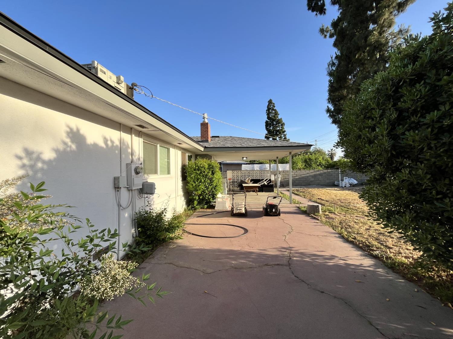 2235 N Backer Ave, Fresno, CA 93703