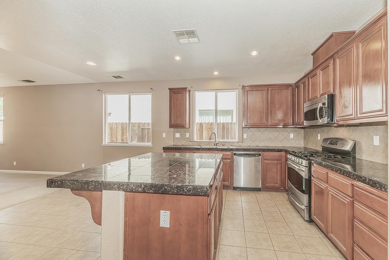 645 Serena Ave, Clovis, CA 93619