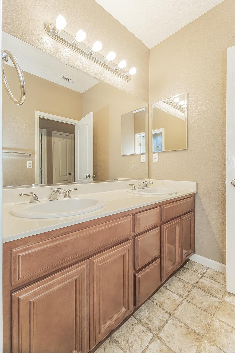 645 Serena Ave, Clovis, CA 93619