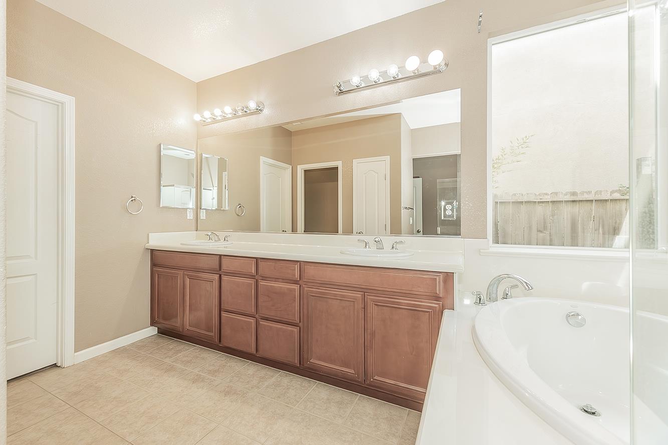 645 Serena Ave, Clovis, CA 93619