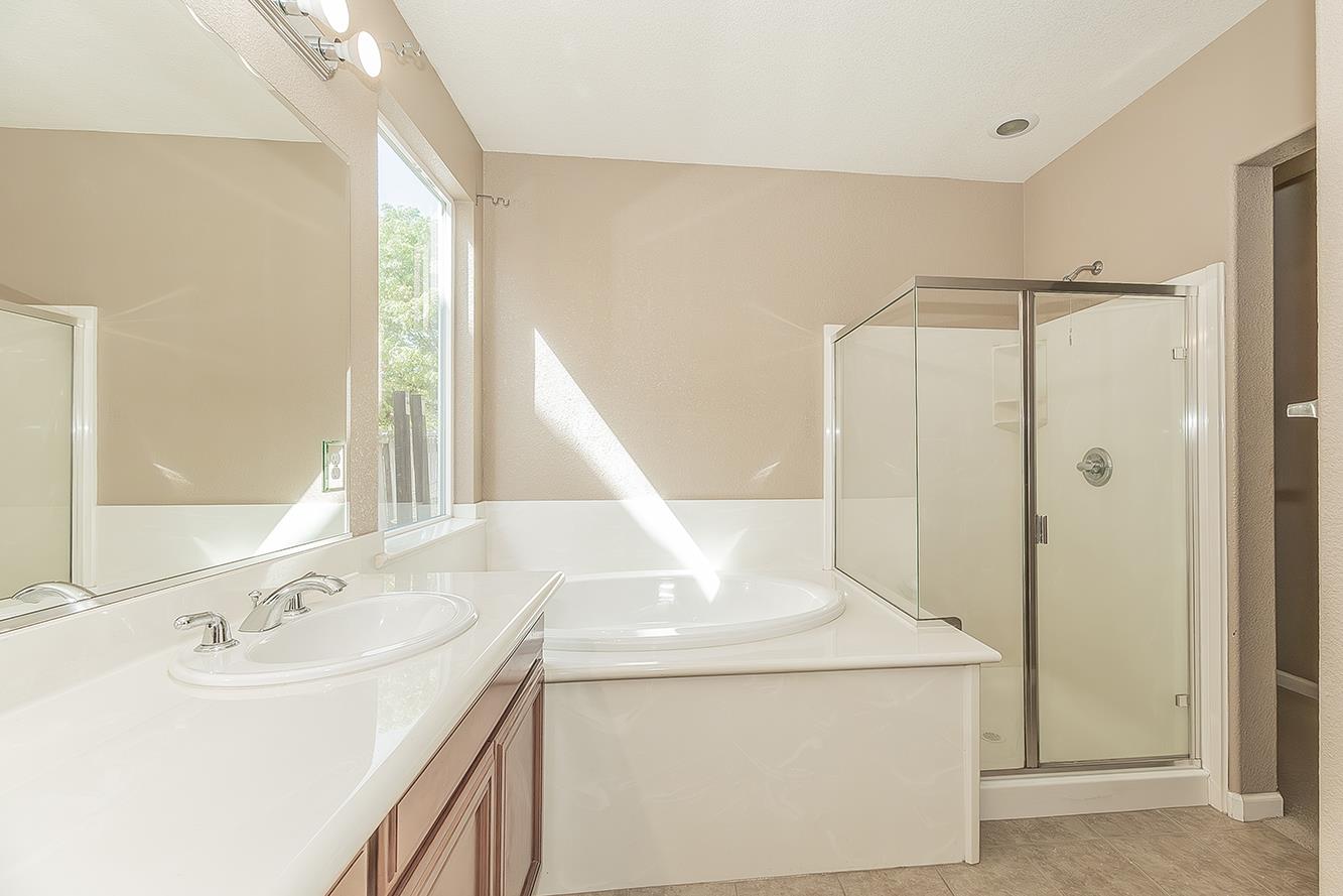 645 Serena Ave, Clovis, CA 93619