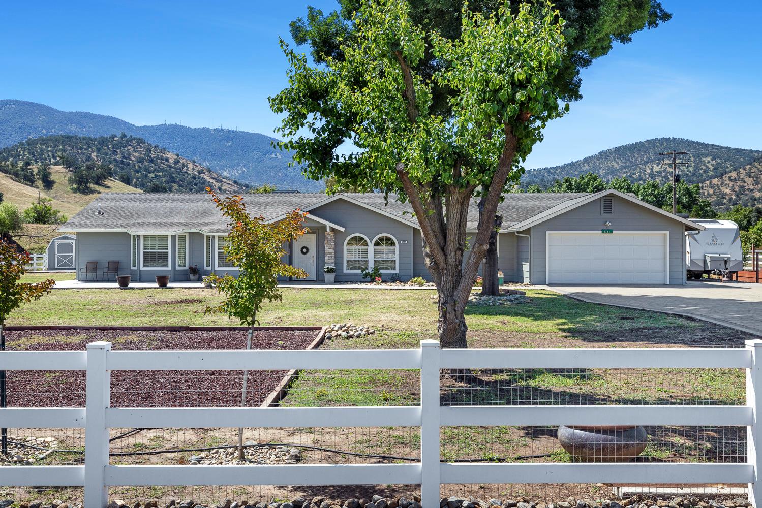 5741 Elwood Rd, Sanger, CA 93657