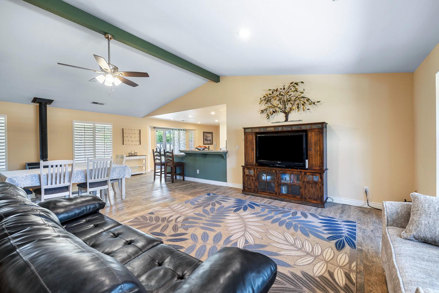 5741 Elwood Rd, Sanger, CA 93657