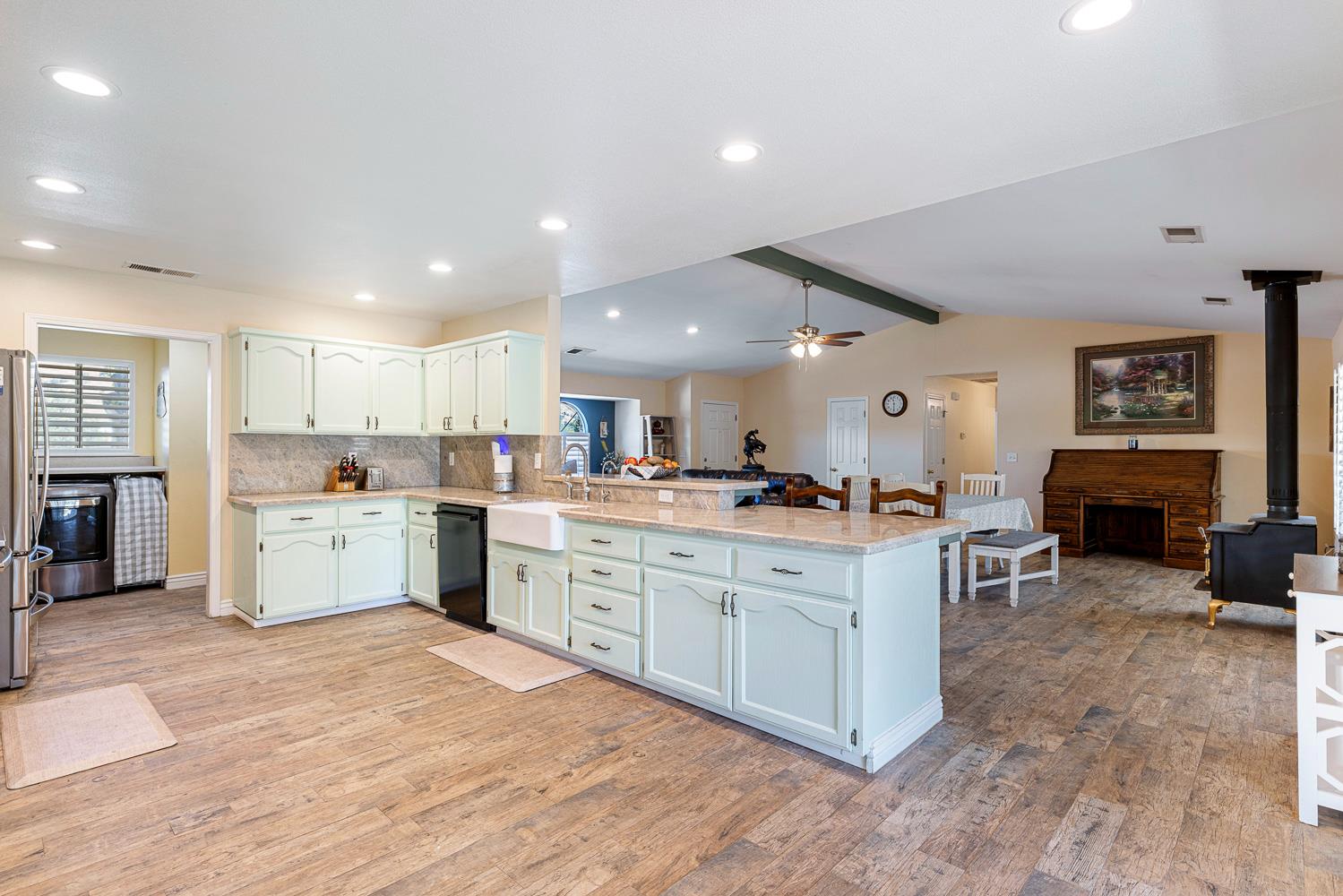 5741 Elwood Rd, Sanger, CA 93657