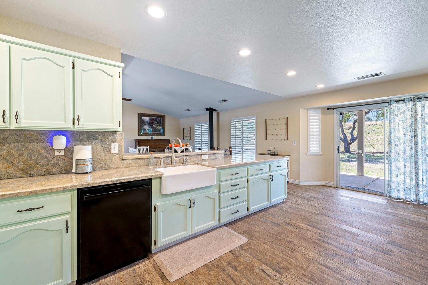 5741 Elwood Rd, Sanger, CA 93657