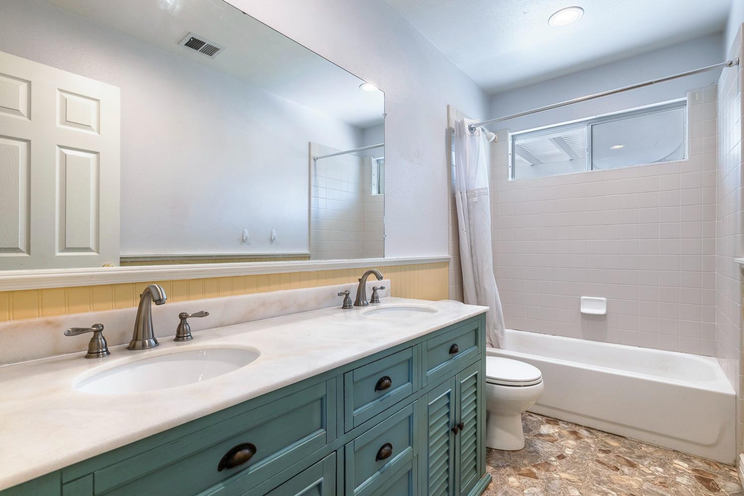 5741 Elwood Rd, Sanger, CA 93657