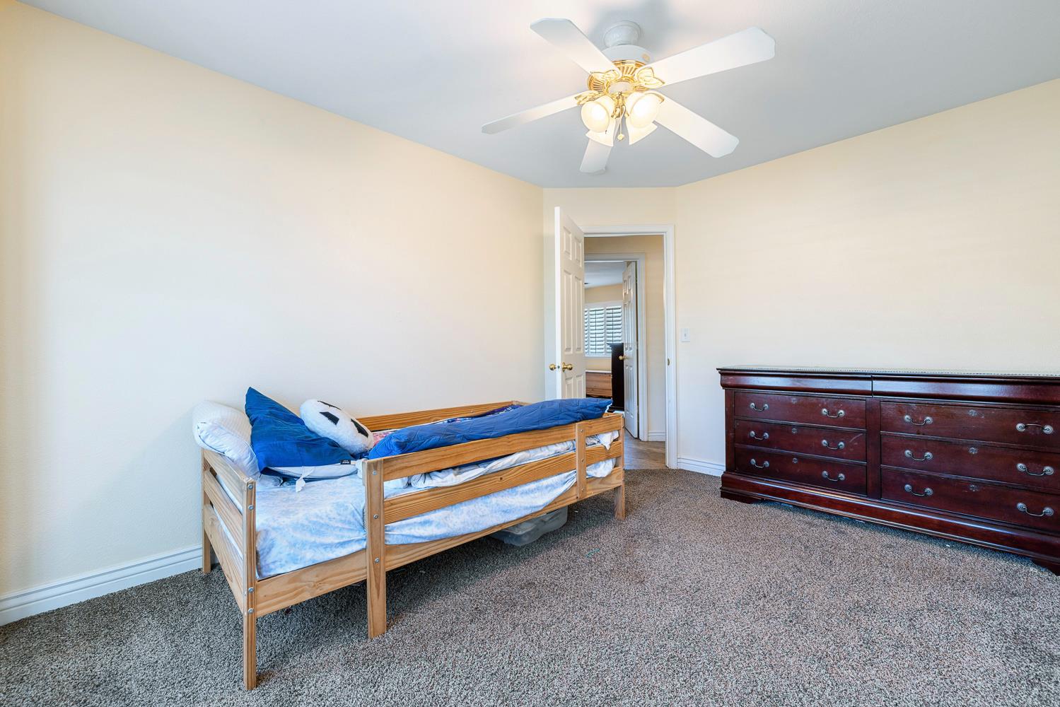 5741 Elwood Rd, Sanger, CA 93657