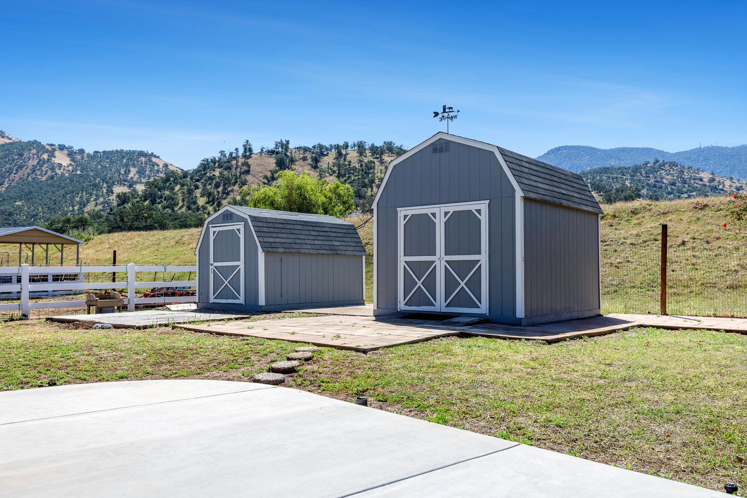 5741 Elwood Rd, Sanger, CA 93657