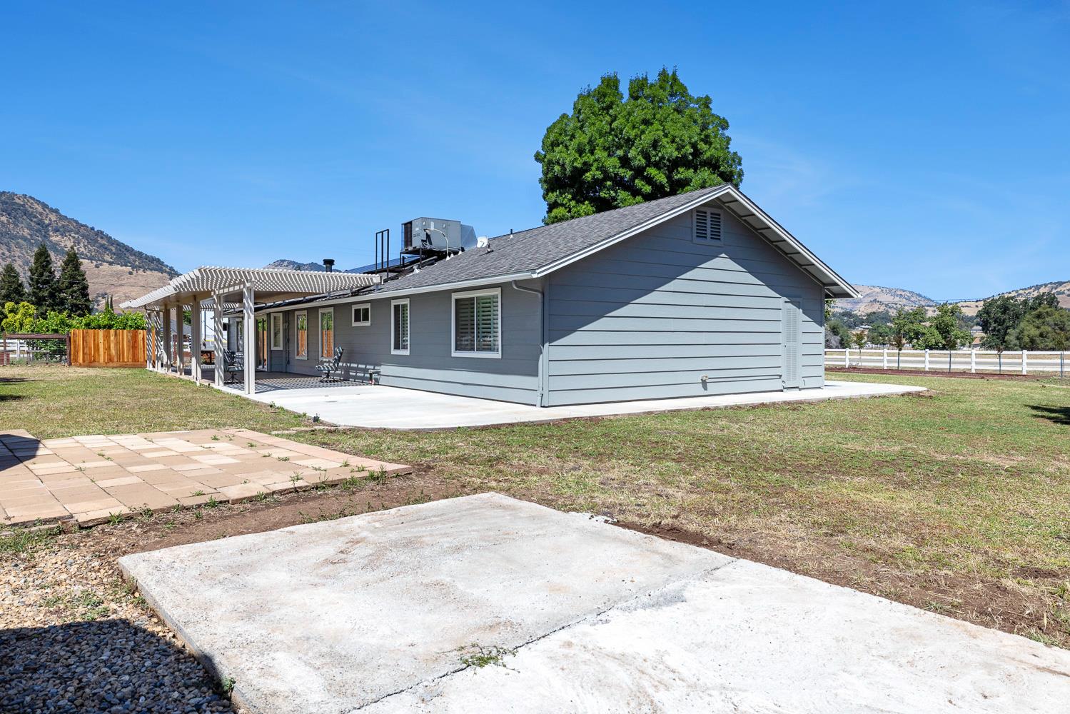 5741 Elwood Rd, Sanger, CA 93657