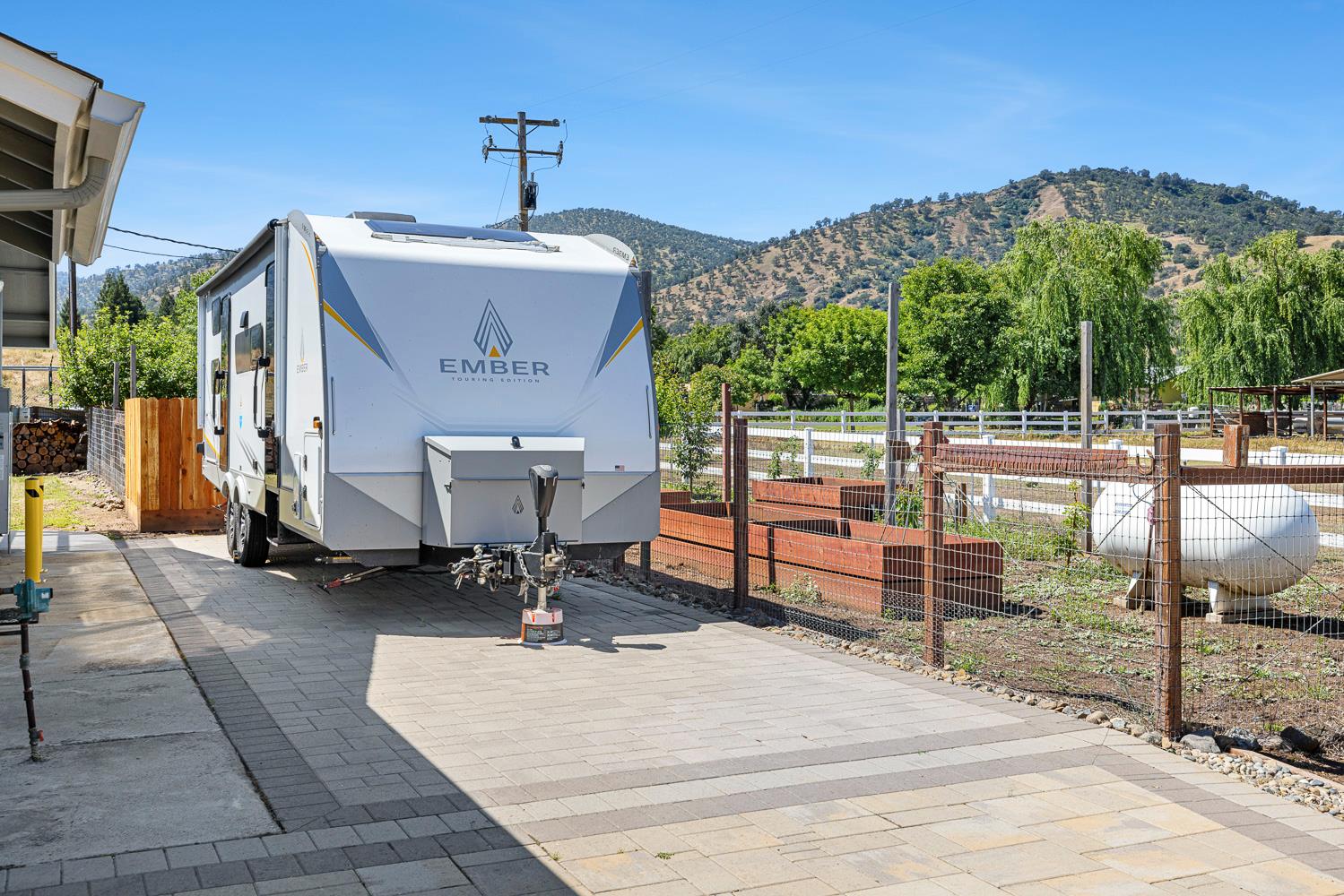 5741 Elwood Rd, Sanger, CA 93657