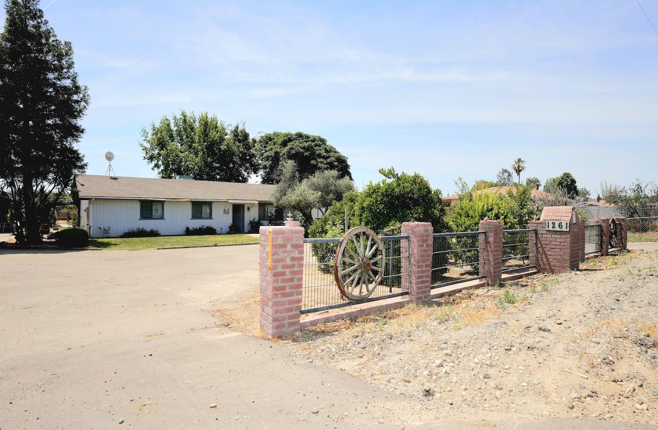 1261 E Adams Ave, Fresno, CA 93725
