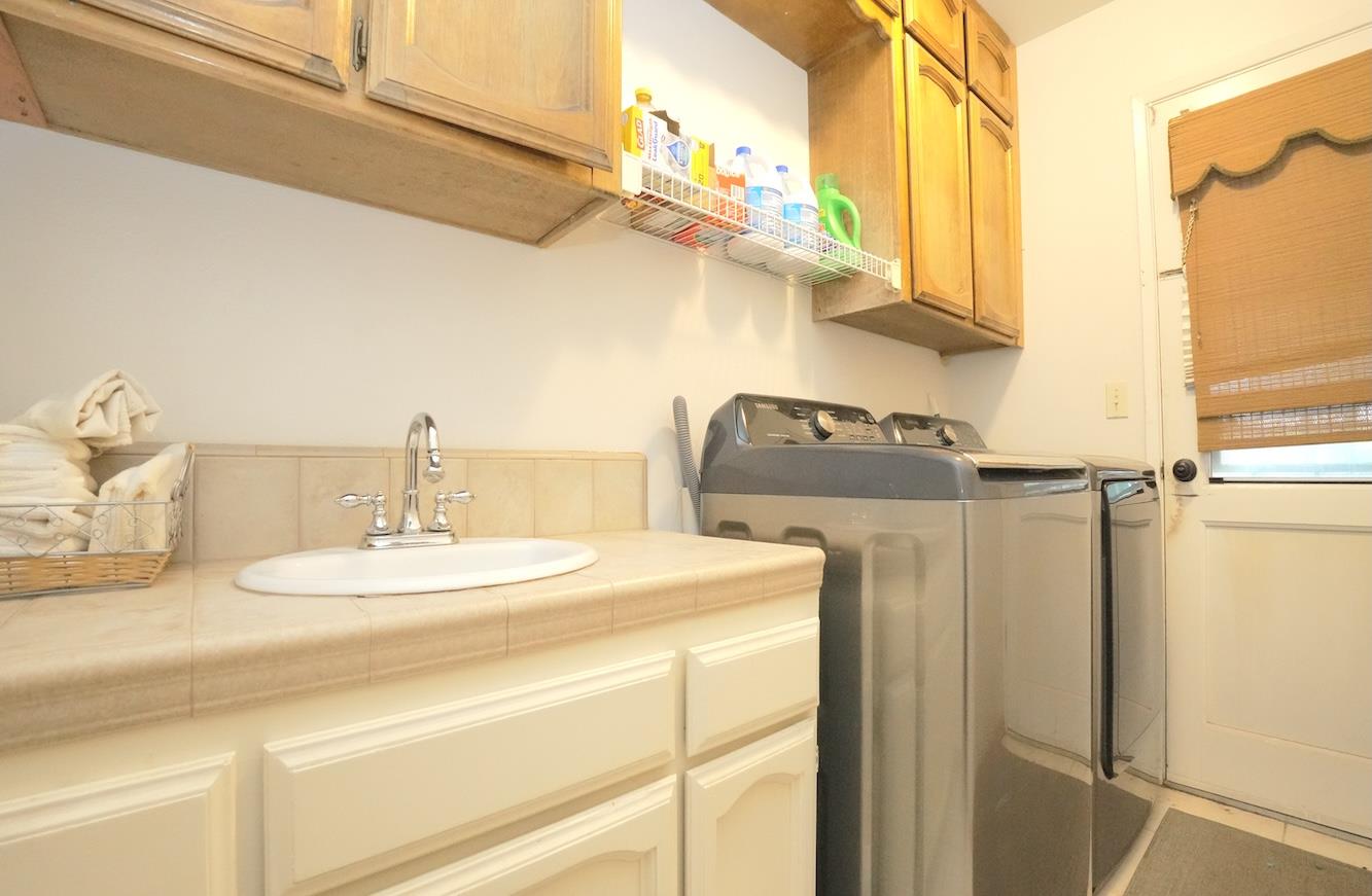 1261 E Adams Ave, Fresno, CA 93725