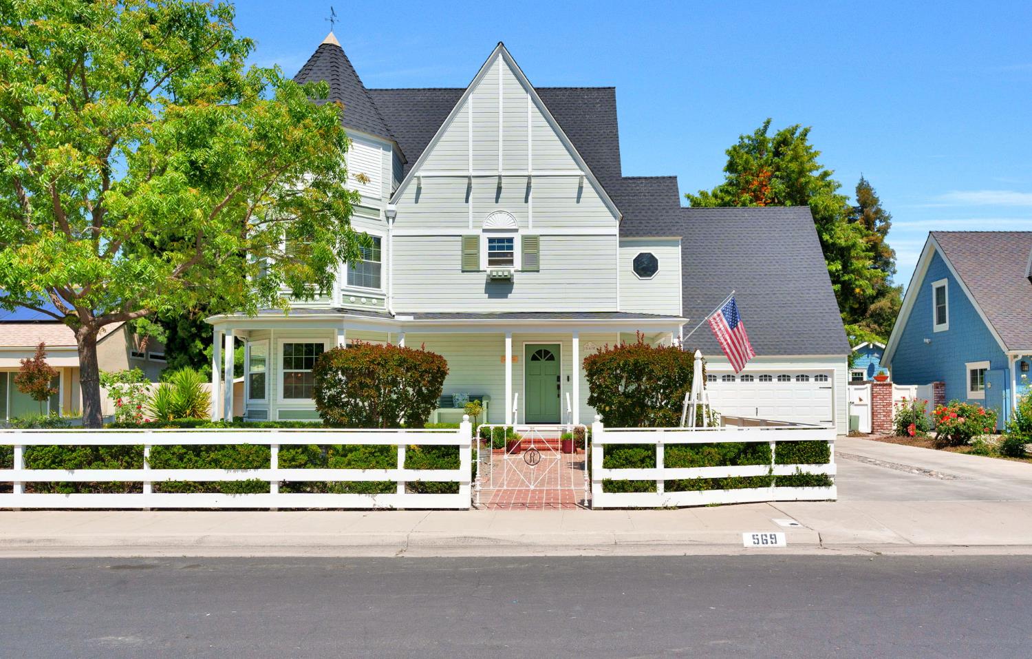 569 W Sample Ave, Clovis, CA 93612