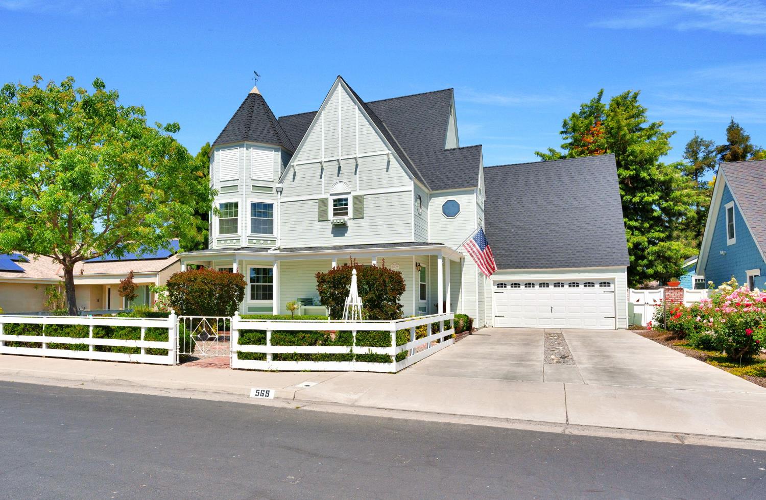 569 W Sample Ave, Clovis, CA 93612